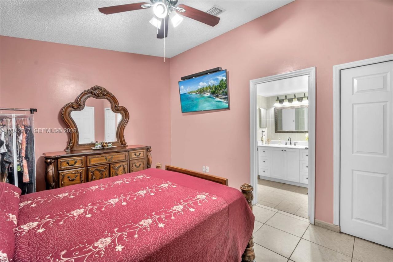 9018 NW 120th St , Unit 133, Hialeah Gardens, FL 33018 Photo