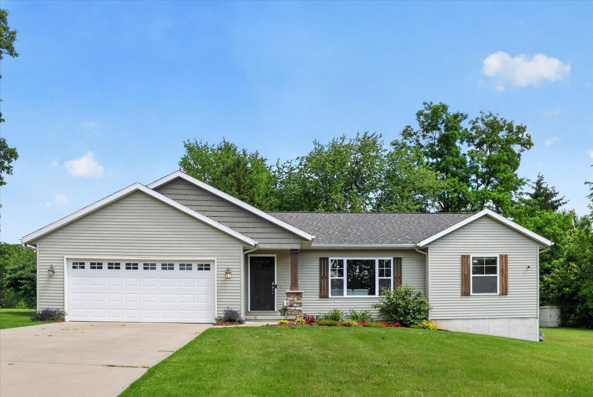 2747 4 Mile Road Nw, Grand Rapids, MI 49544 Main Photo