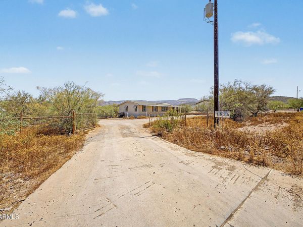 1628 E CIRCLE MOUNTAIN Road, New River, AZ 85087