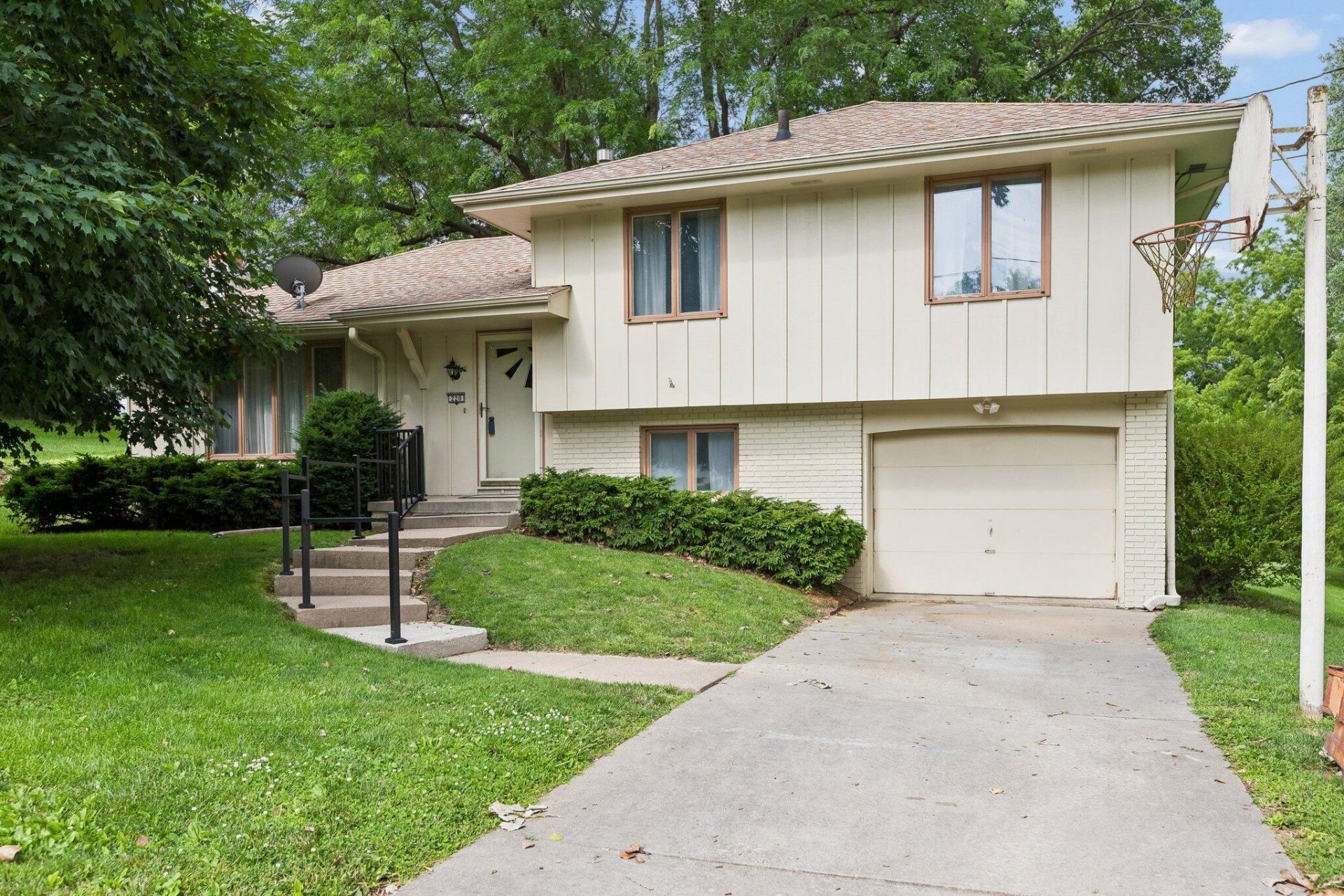 220 Cloverdale Drive, Council Bluffs, IA 51503 Main Photo