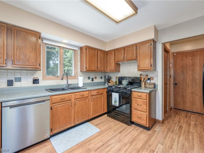 1560 Applewood Way, Uniontown, OH 44685 Photo 8
