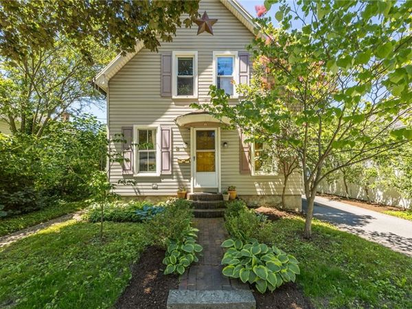 37 East St, Fairport, NY 14450