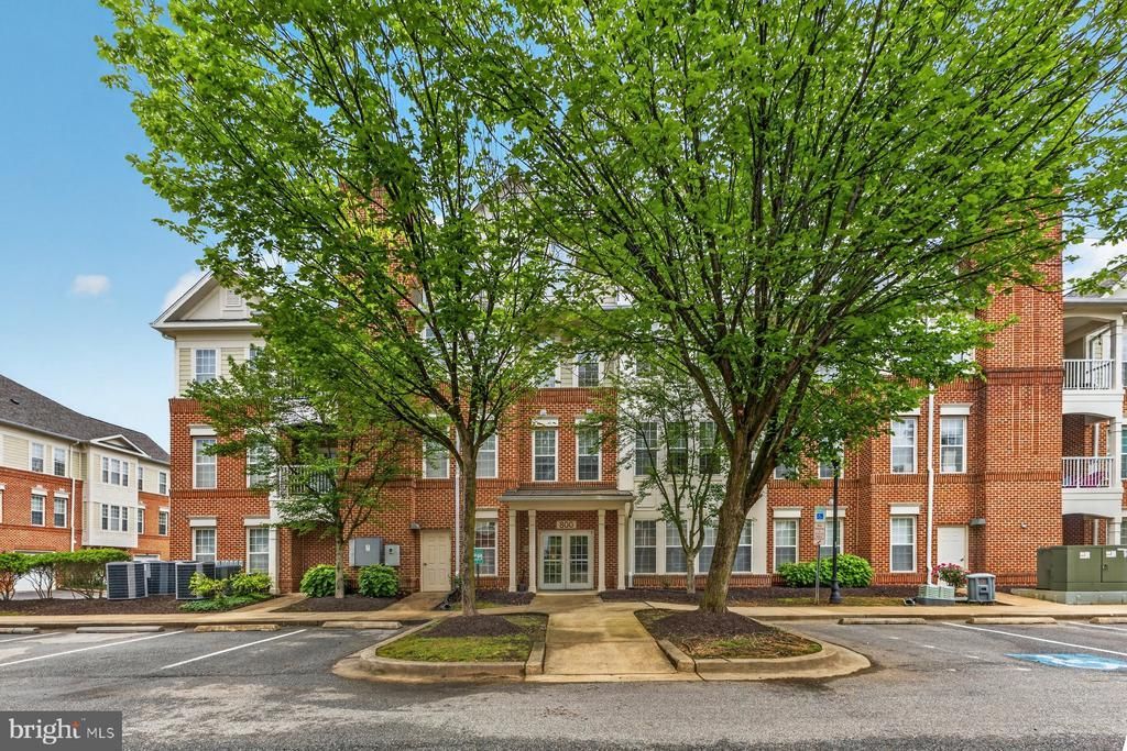 800 EDELEN STATION PLACE , LA PLATA, MD 20646