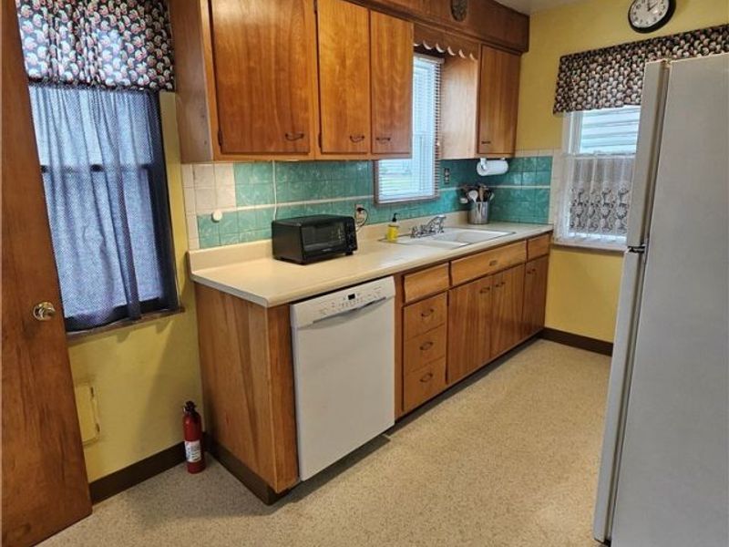 9008 Behrwald Avenue, Brooklyn, OH 44144 Photo 7