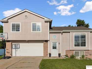 1104 Apache Circle, Papillion, NE 68046