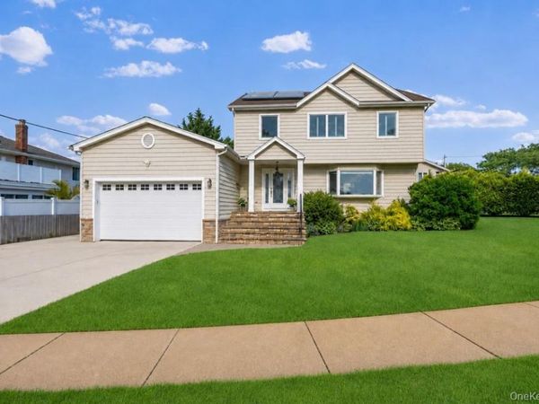 34 Admiral Road , Massapequa, NY 11758