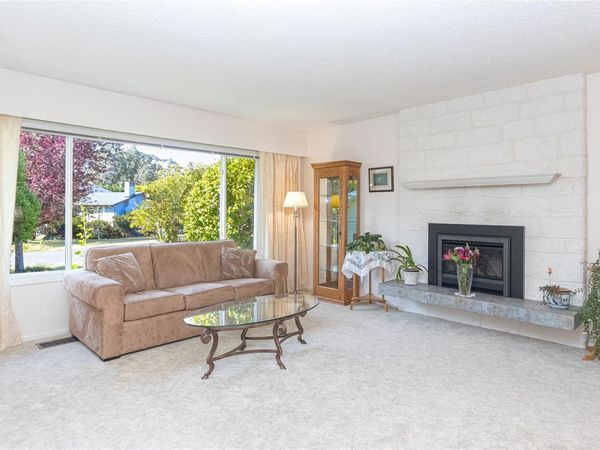 986 Lucas Ave , Saanich, BC V8X 4H5