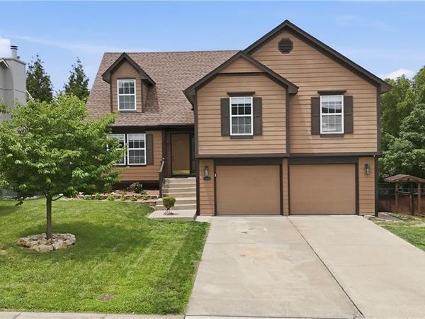 1612 NE Bluff Street, Lee's Summit, MO 64086