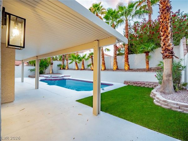 2729 Beachside Court , Las Vegas, NV 89117