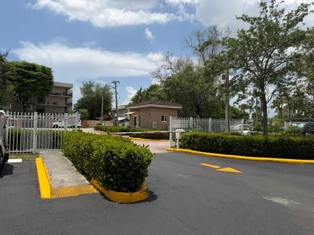 8405 NW 8th St , Unit 303, Miami, FL 33126 Photo