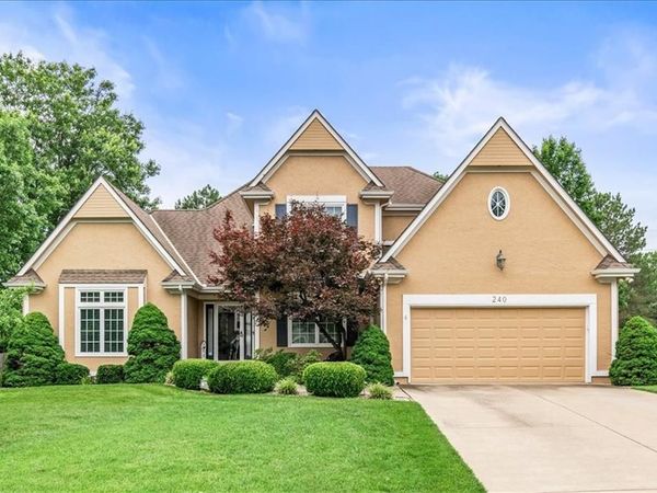 240 SW Winterpark Circle, Lee's Summit, MO 64081