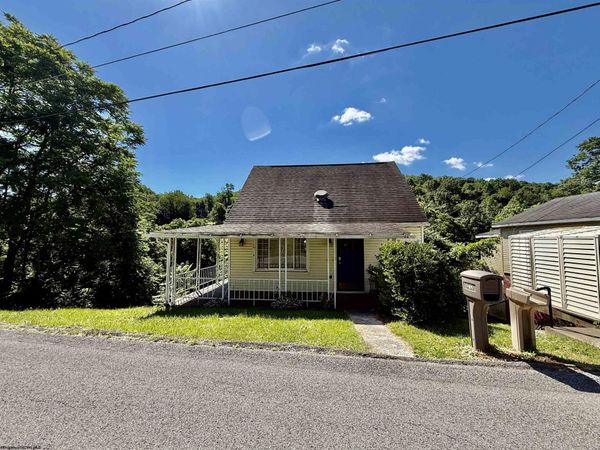 313 Thomas Avenue, Nutter Fort, WV 26301