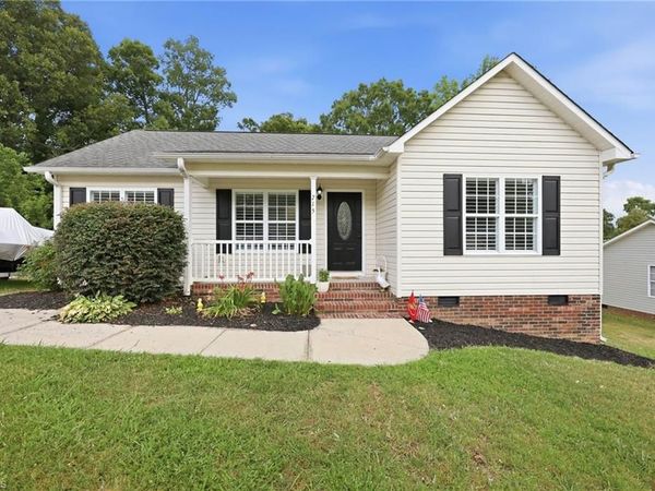 715 Dillon Street , Thomasville, NC 27360