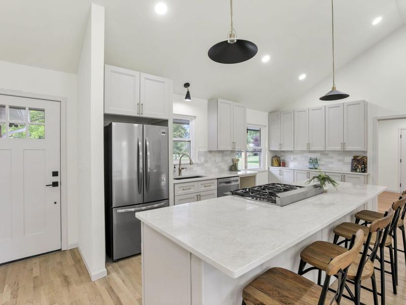 1285 Kingsgate Road, Columbus, OH 43221 Photo 2