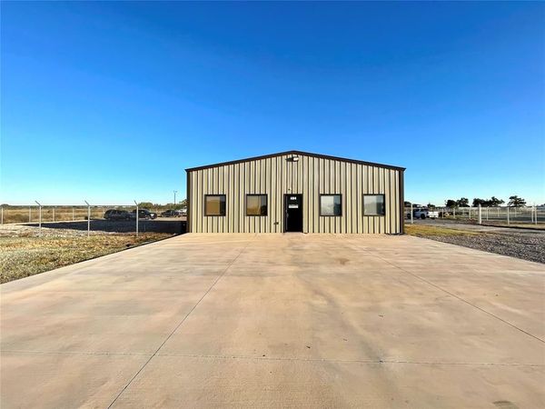 404 W Pikes Peak Road, Chickasha, OK 73018