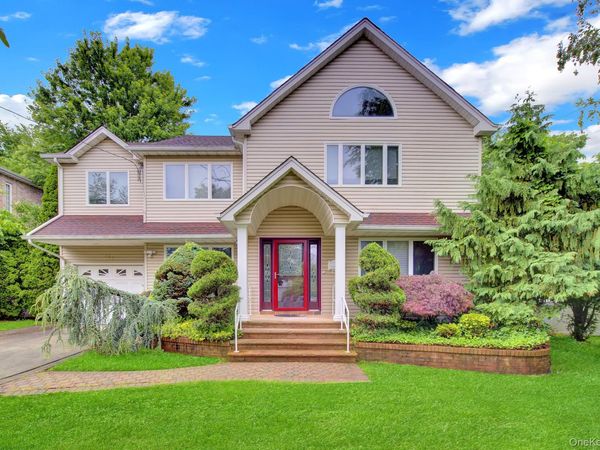 120 Greenway W, New Hyde Park, NY 11040