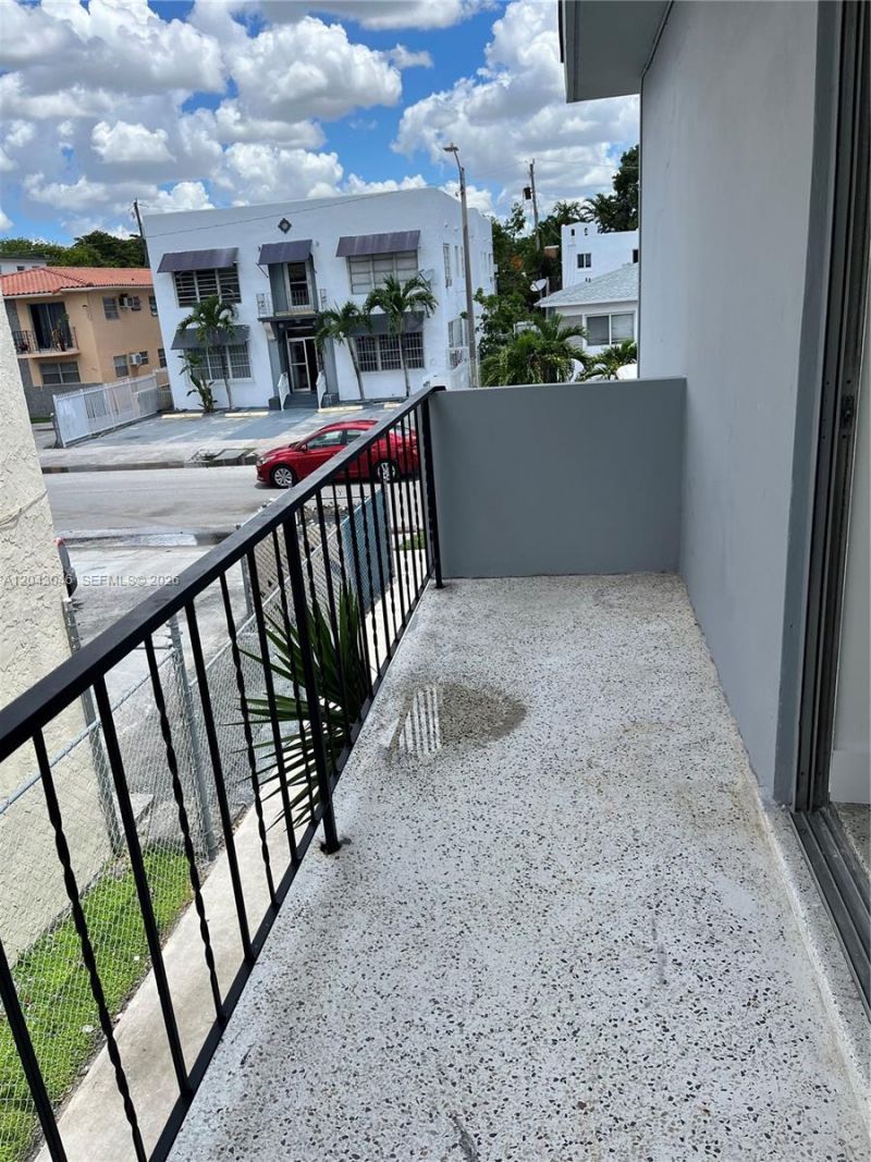 2010 SW 6th St, Unit 4, Miami, FL 33135 Photo