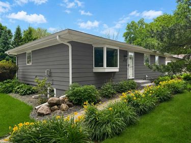 15725 2nd Avenue N, Plymouth, MN 55447