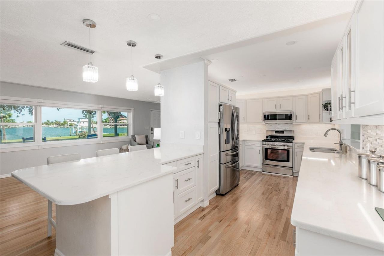 110 Sunset Drive S, Saint Petersburg, FL 33707 Photo