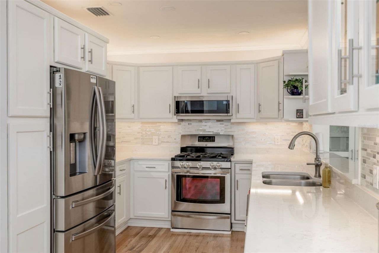 110 Sunset Drive S, Saint Petersburg, FL 33707 Photo