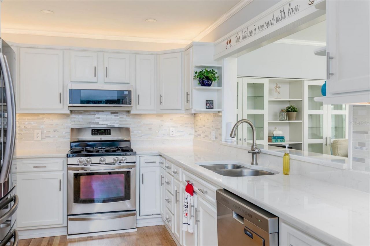 110 Sunset Drive S, Saint Petersburg, FL 33707 Photo
