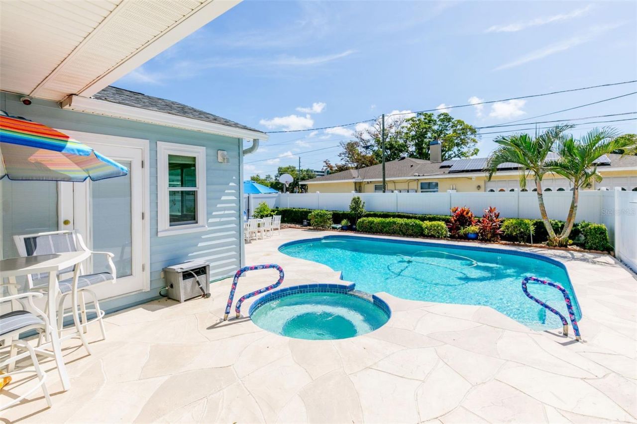 110 Sunset Drive S, Saint Petersburg, FL 33707 Photo