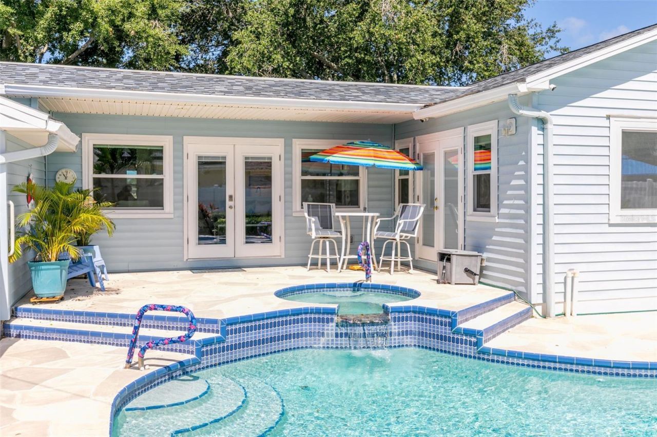 110 Sunset Drive S, Saint Petersburg, FL 33707 Photo