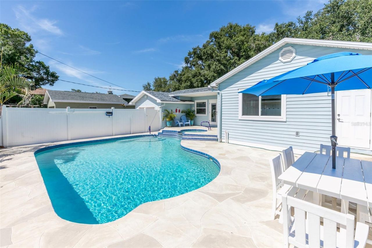 110 Sunset Drive S, Saint Petersburg, FL 33707 Photo