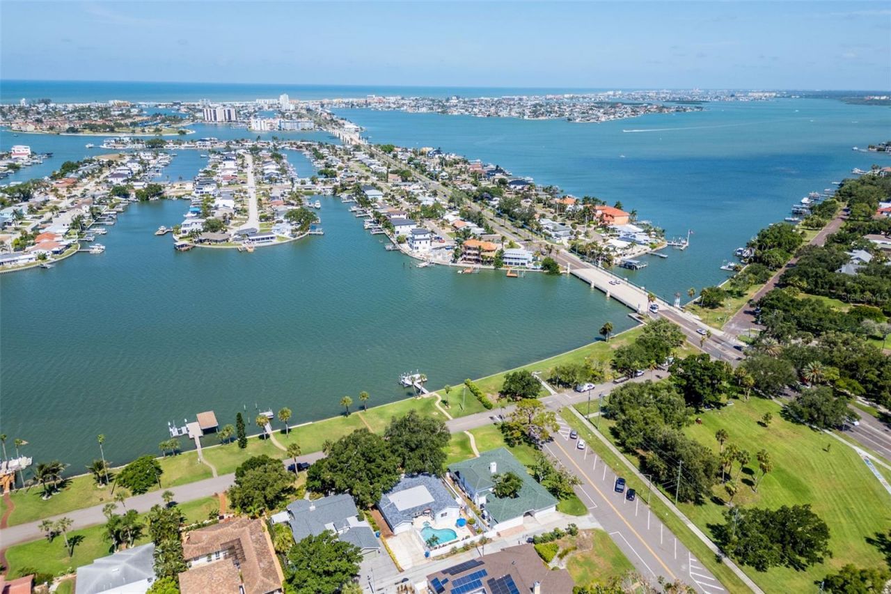 110 Sunset Drive S, Saint Petersburg, FL 33707 Photo
