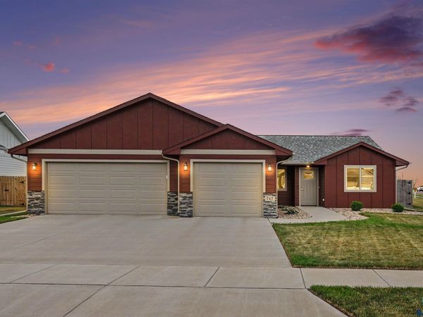 717 N Main St, Lennox, SD 57039
