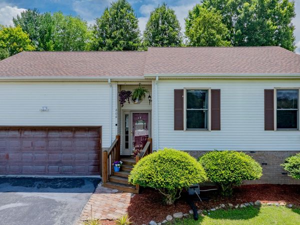 606 Steeplechase Drive, Johnson City, TN 37601
