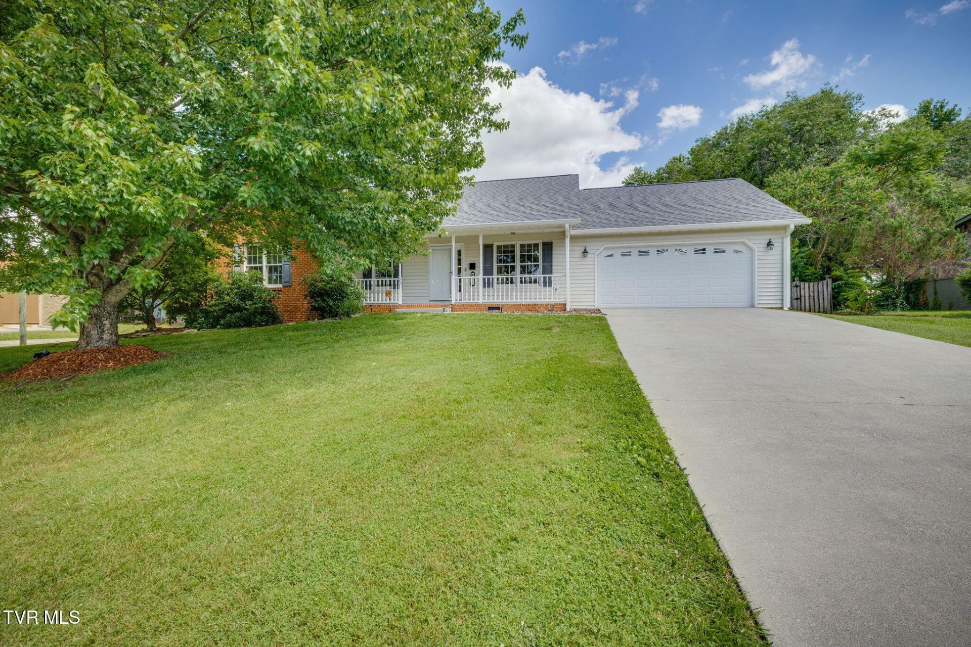 601 Crestview Drive, Johnson City, TN 37604 Main Photo