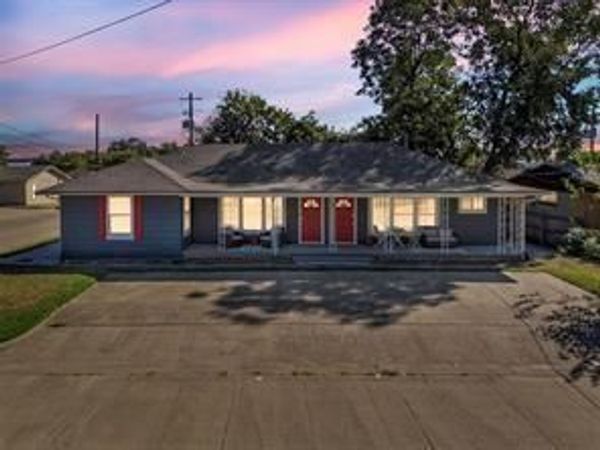 201 S Jones Street, Granbury, TX 76048