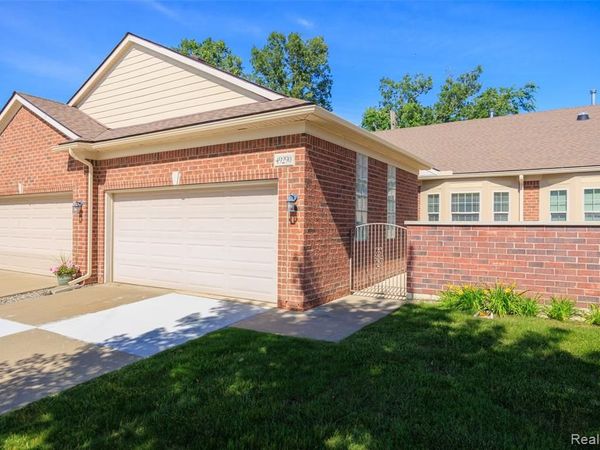 49290 Wayburn Drive, Macomb Twp, MI 48042