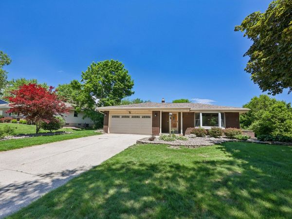 7557 Chapel Hill Ct N, Franklin, WI 53132