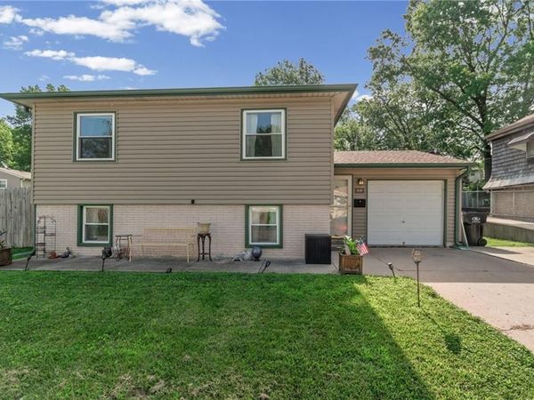 819 N Susquehanna Ridge, Independence, MO 64056