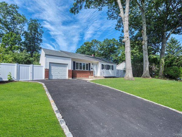 31 Foxwood Drive E, South Huntington, NY 11746