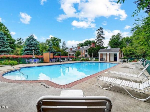5679 Monroe Street , Sylvania, OH 43560