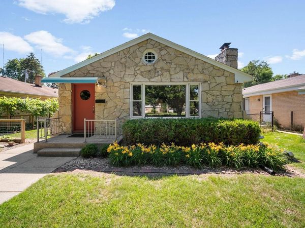 5653 N Milwaukee River PARKWAY, Glendale, WI 53209