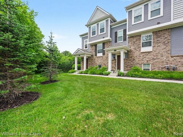 4923 Treeside Lane, Troy, MI 48098
