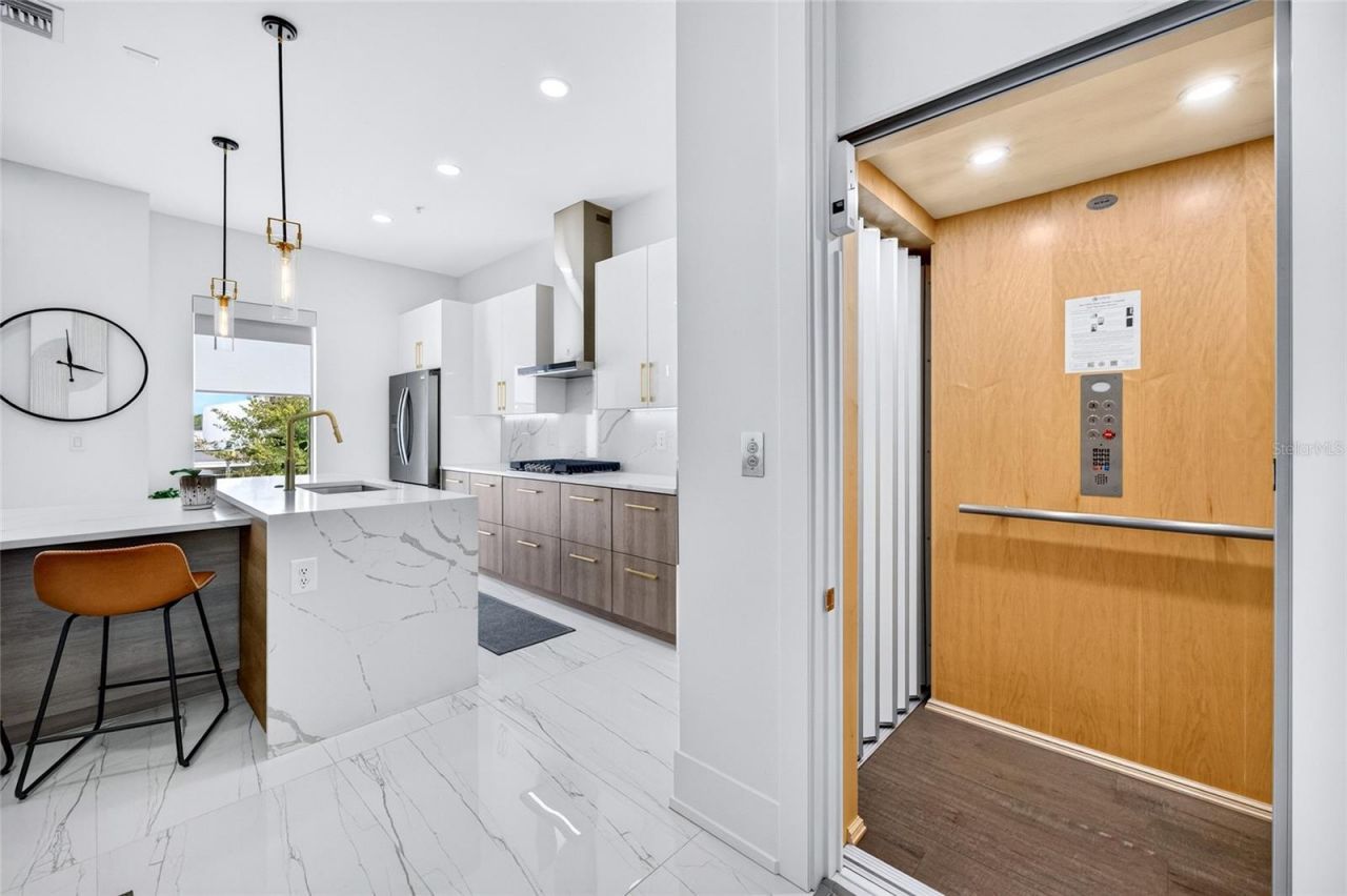 2187 Main Street, Sarasota, FL 34237 Photo