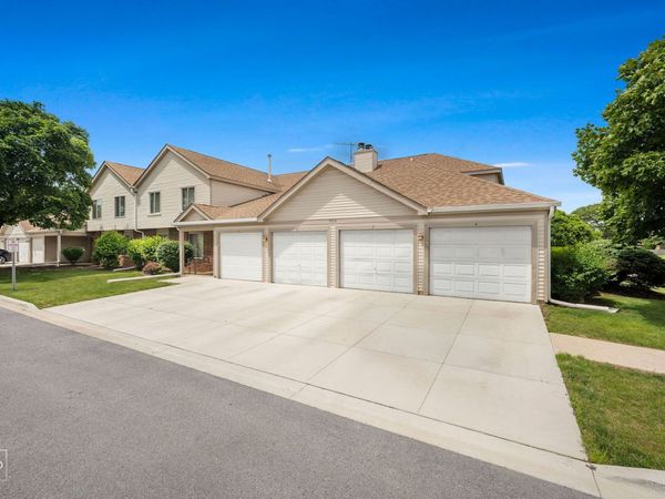 7010 Park Lane Court, Unit 102, Woodridge, IL 60517