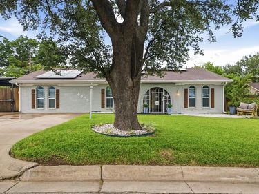 4905 Emerald Lake Drive, Fort Worth, TX 76103
