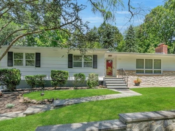 350 Greenbrier Ct, Mountainside, NJ 07092
