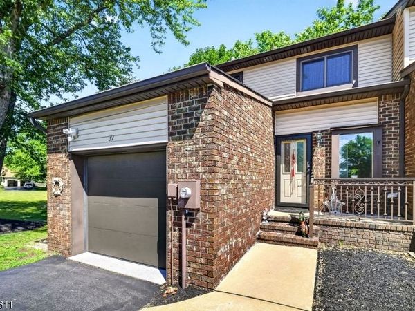 31 Chelsea Cir, Raritan, NJ 08822