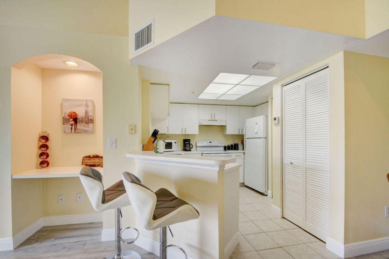 300 Crestwood Court N, Unit 307, Royal Palm Beach, FL 33411 Photo