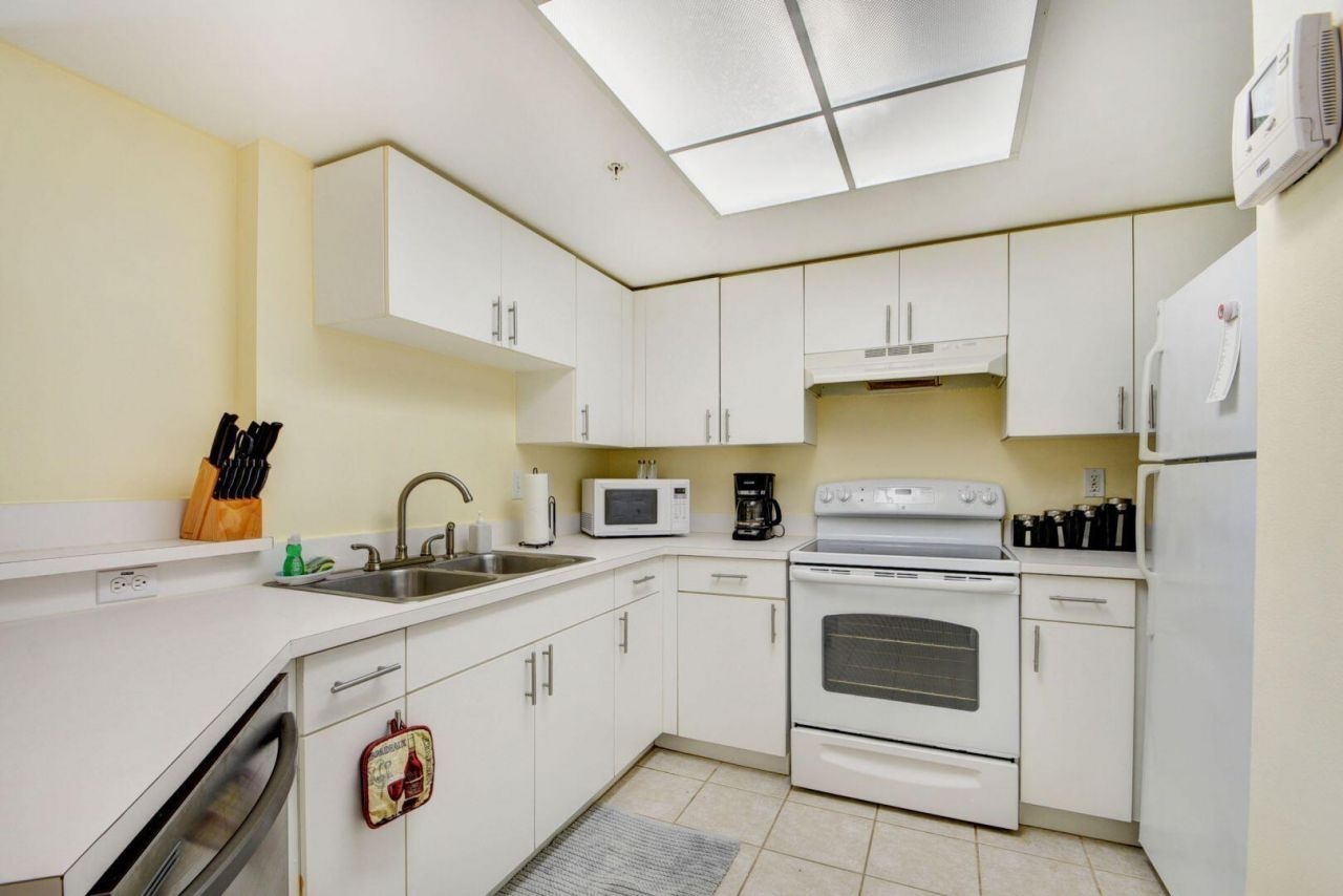 300 Crestwood Court N, Unit 307, Royal Palm Beach, FL 33411 Photo