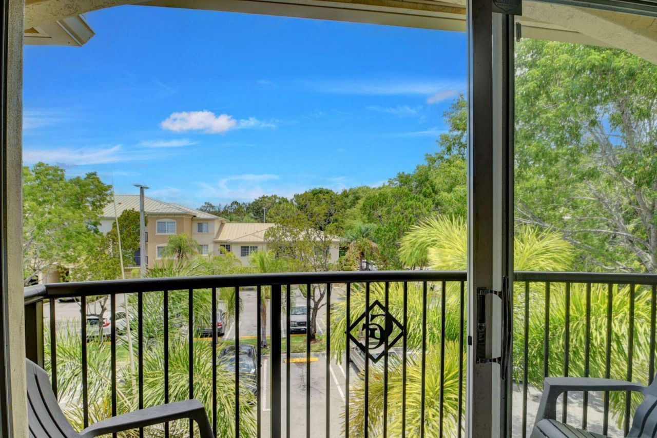 300 Crestwood Court N, Unit 307, Royal Palm Beach, FL 33411 Photo