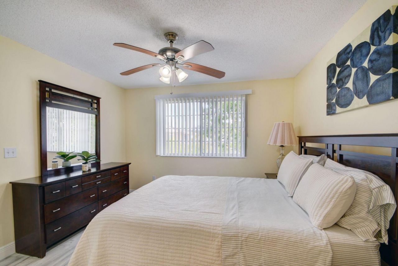300 Crestwood Court N, Unit 307, Royal Palm Beach, FL 33411 Photo