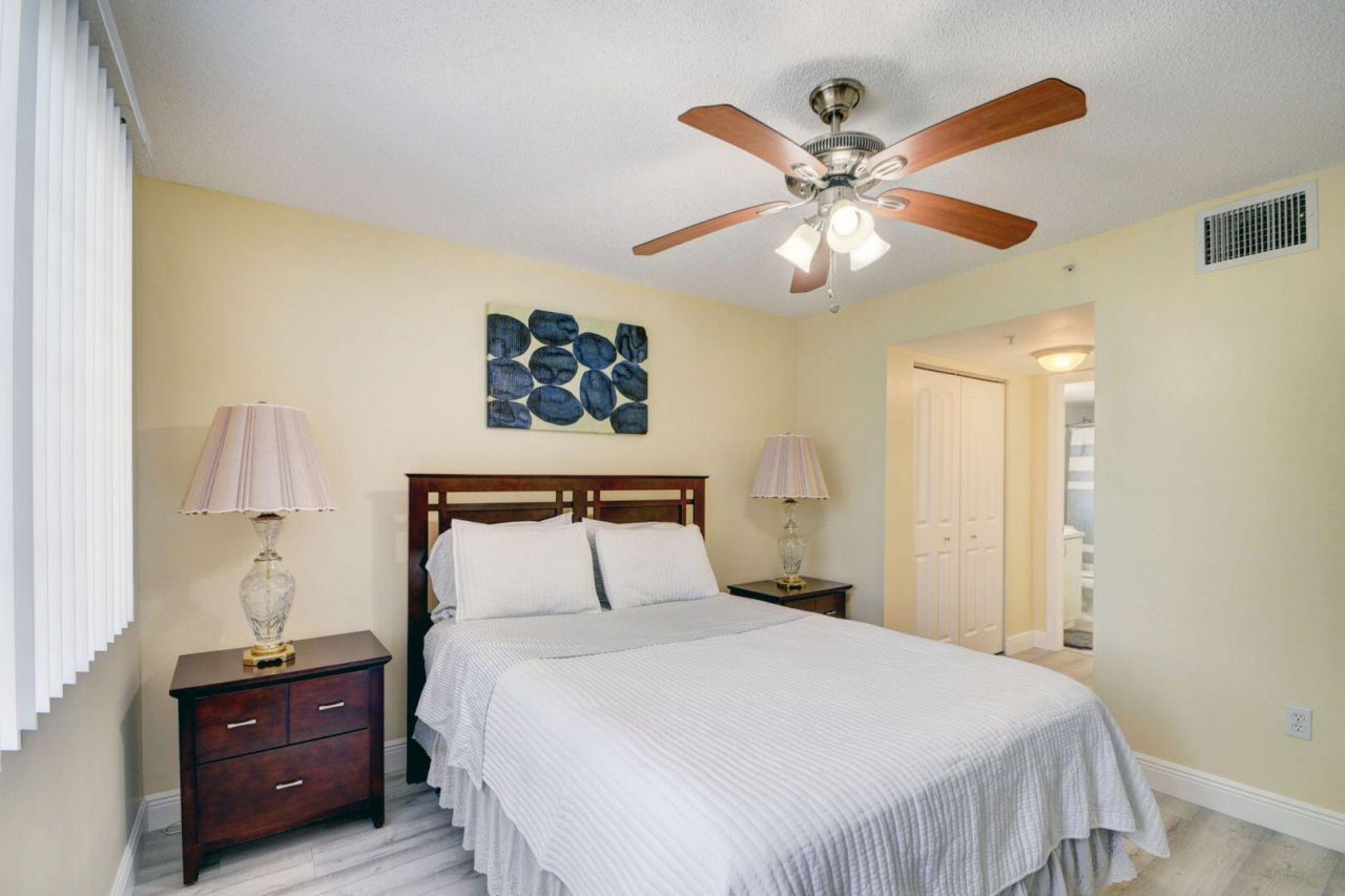 300 Crestwood Court N, Unit 307, Royal Palm Beach, FL 33411 Photo